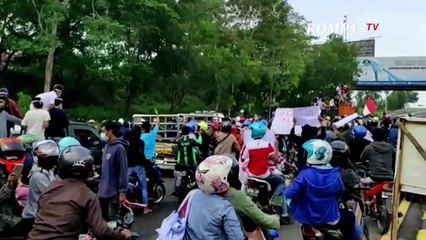 Ratusan Warga Madura Berdemo Menolak Penyekatan di Pintu Tol Suramadu