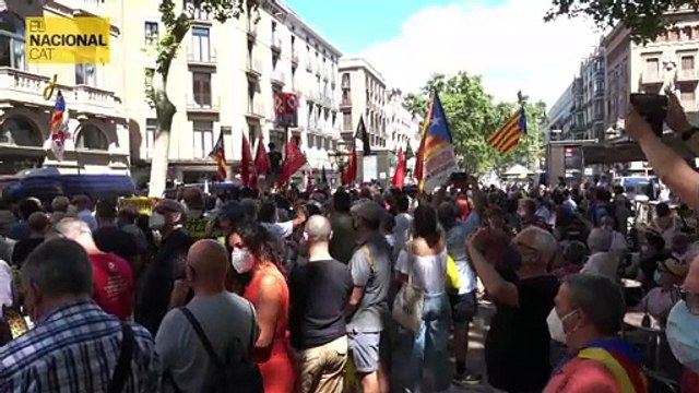 Manifestants llegeixen els noms dels més de 3.000 represaliats a Catalunya