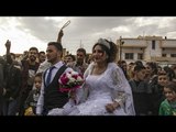 عروسان يحتفلان بمخيم للنازحين هربا من الهجوم التركي في سوريا