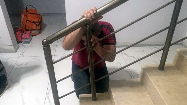 İş arkadaşı asansör boşluğuna düşüp öldü, gözyaşlarına boğuldu