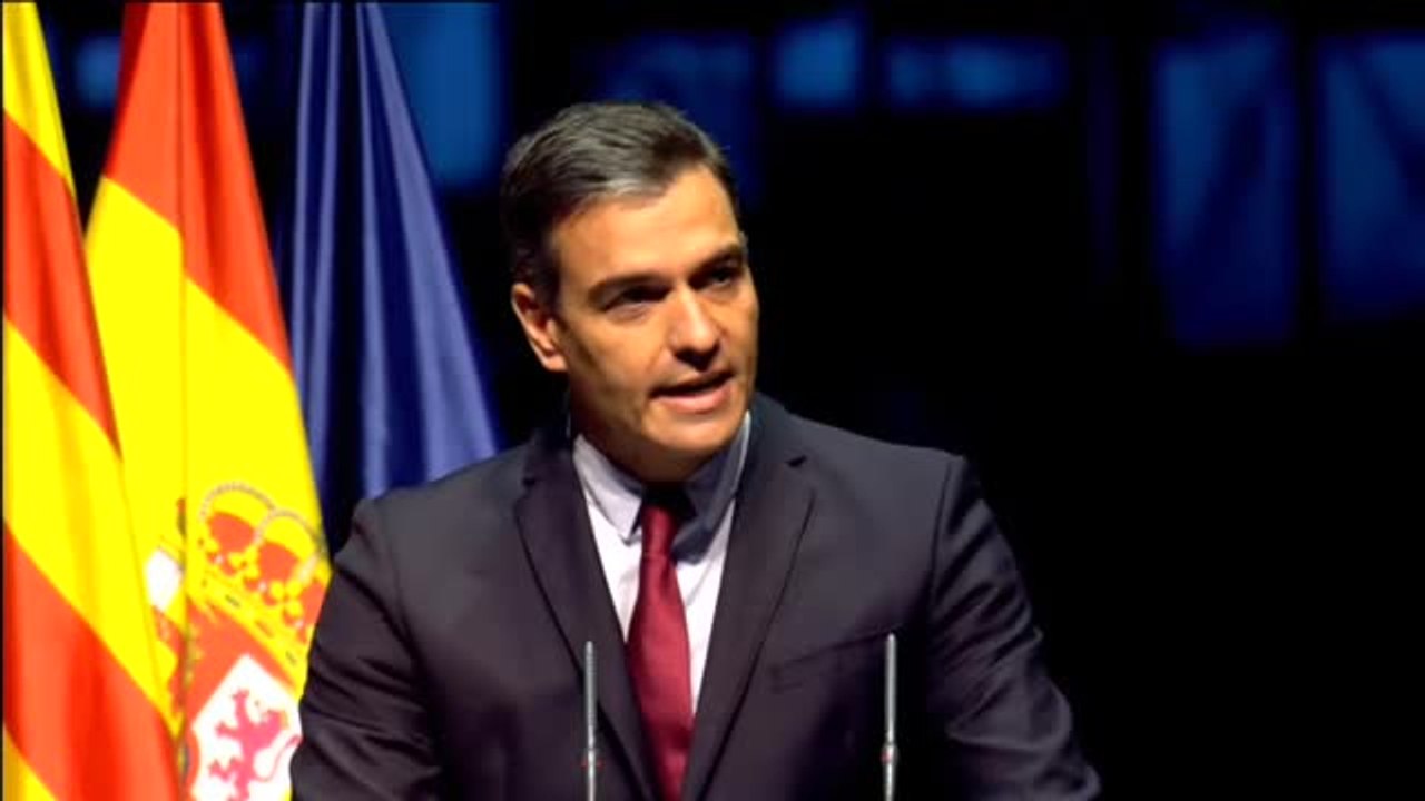 Sanchez, recibido entre insultos y pancartas de independencia