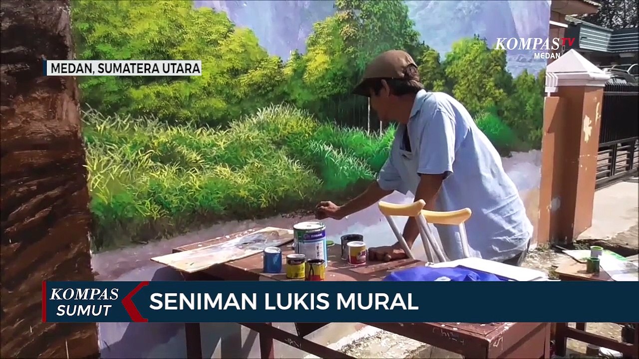 Pria Disabilitas Korban Kerusuhan 1998 Kini Menjadi Pelukis Mural