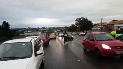 Tải video: Ao mesmo tempo, dois engavetamentos são registrados na BR-277, envolvendo sete veículos