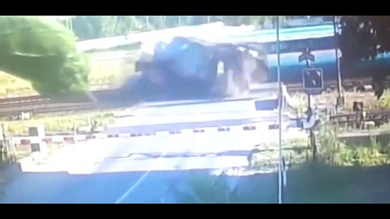 Clip: Cố tình băng qua đường ray, xe tải bị tàu hỏa cho "còn cái nịt" - Tạp Chí Bốn Bánh