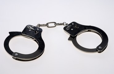 Couple split up after 123 days handcuffed together