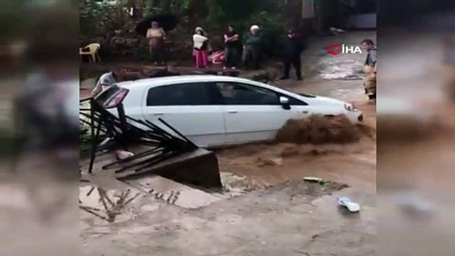 İzmir'in Ödemiş ilçesinde sel: dere ve çaylar taştı, araçlar sürüklendi