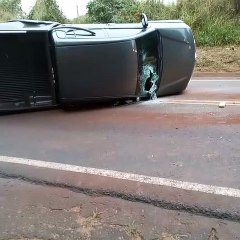 Veículo carregado com maconha capota na rodovia entre Xambrê e Casa Branca