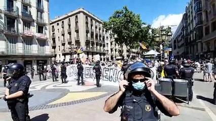 Els manifestants criden amnistia quan una veu llegeix noms d'independentistes represaliats