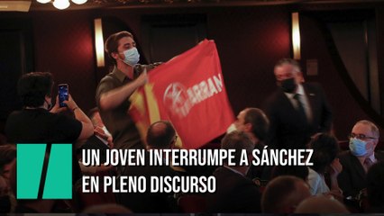 Un hombre interrumpe a Sánchez mientras anuncia los indultos