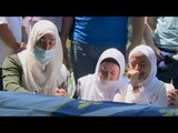 مسلمو البوسنة يبكون موتاهم بعد ربع قرن على مذبحة سربرنيتسا | #إرم_نيوز