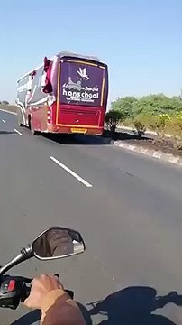 Ce bus a un gros problème de pare-brise mais ça ne l'empêche pas de rouler