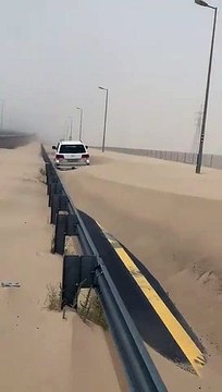 Pas simple de rouler sur une autoroute après une tempête de sable géante (Koweït )