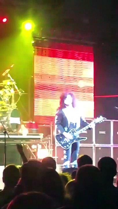 Même en feu ce guitariste continu à jouer... C'est ça le rock