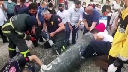 Oyun oynarken kanalizasyon borusuna sıkıştı