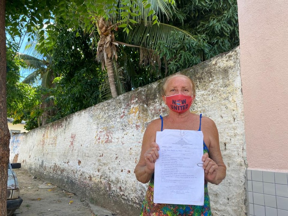 Em Cajazeiras, idosa chora pedindo ajuda para resolver problema com árvores de terreno vizinho