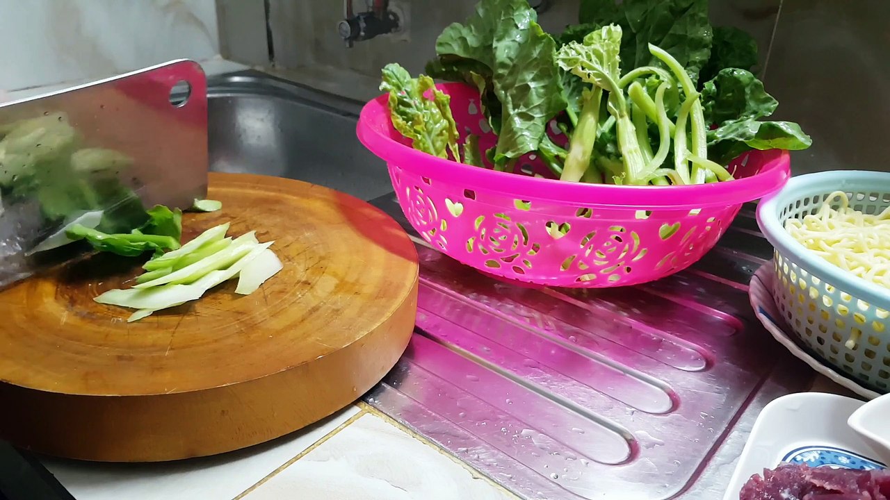 Thick yellow noodles with fresh beef cooked for breakfast | SOTHEA's family daily cooking food