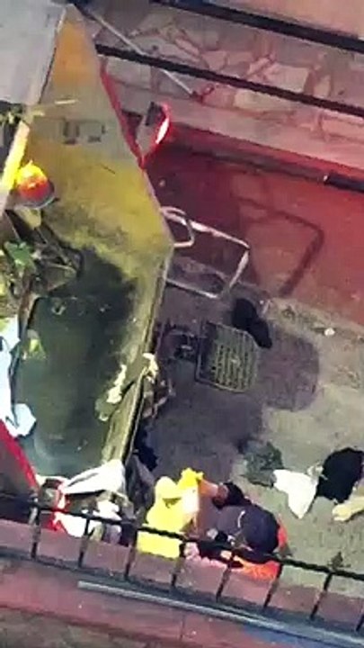 Ataşehir Belediyesi yardıma muhtaç aileler için topladığı elbiseleri böyle çöpe atıyor