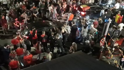 Des centaines de fans des Diables Rouges célèbrent à Bruxelles la victoire contre le Portugal