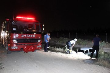 Otomobil sulama kanalına düştü