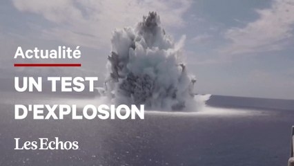 Une explosion à côté d'un porte-avion américain menée par l'US Navy