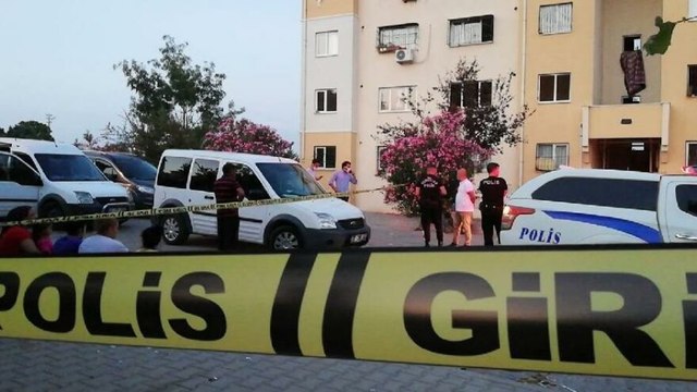 Balkondan cinsel organ gösterme kavgasında kan aktı