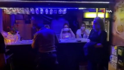 Bursa'da eğlence mekanına baskın! 17 kişiye ceza yazıldı