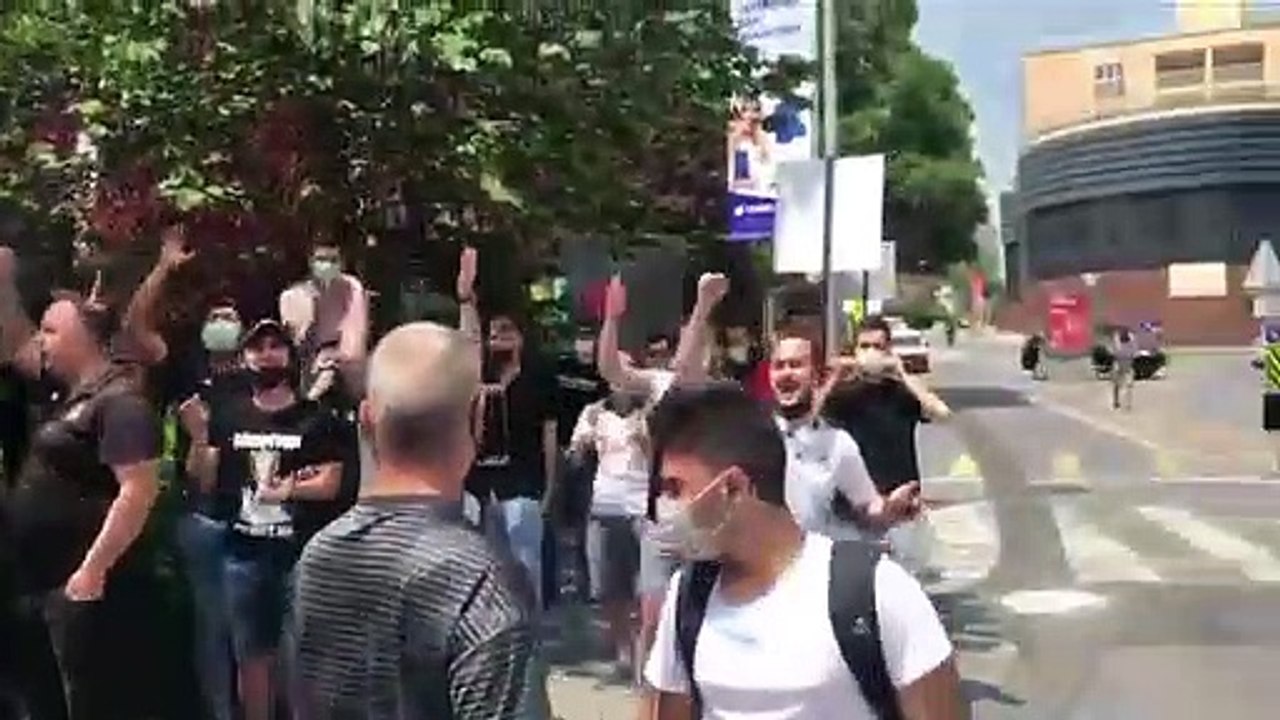Beşiktaş taraftarı Sergen Yalçın'ın evinin önünde
