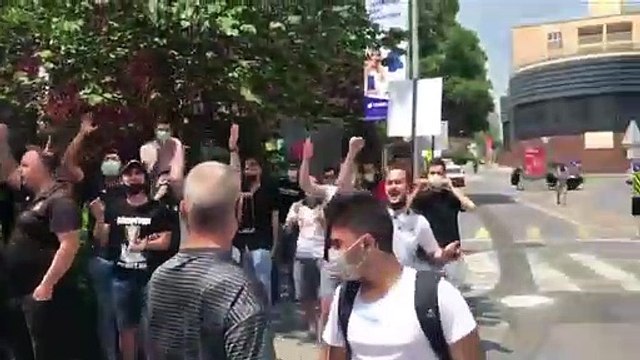 Beşiktaş taraftarı Sergen Yalçın'ın evinin önünde