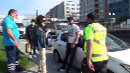 Park halindeki otomobile çarpan kurye yaralandı