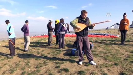 Havada bağlama çaldı, türkü söyledi