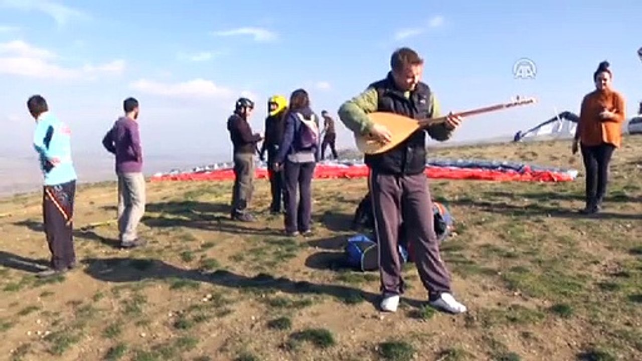 Havada bağlama çaldı, türkü söyledi