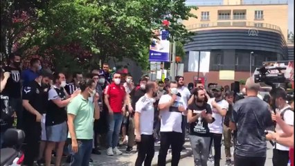 İSTANBUL - Beşiktaşlı taraftarlar Sergen Yalçın'ın evinin önünde toplandı