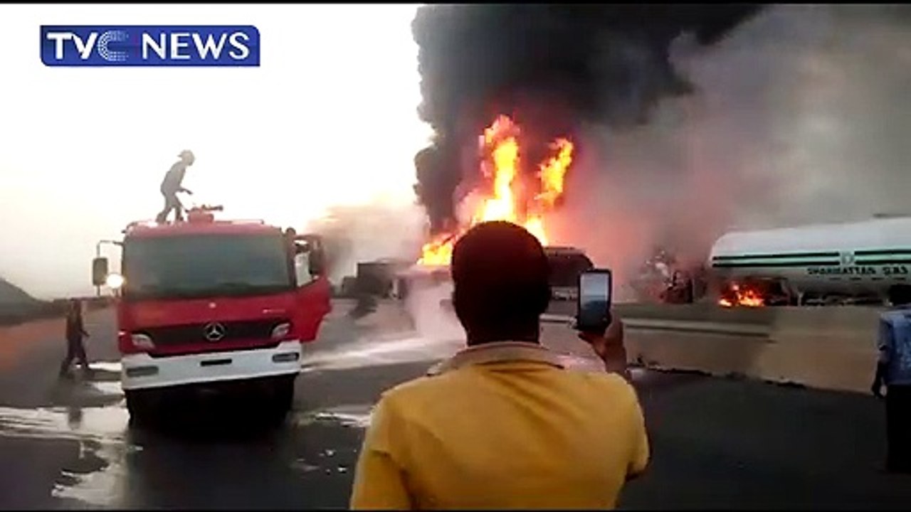 Firefighters battling to put out fire at Ogeere on Lagos/Ibadan expressway