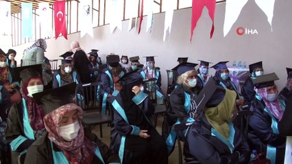 Okuryazarlık eğitimi alan Maltepeli kadınlar “kep attı”