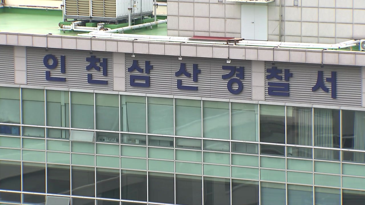 생후 105일 된 딸 쿠션 위에 방치해 사망하게 한 친부 구속 / YTN