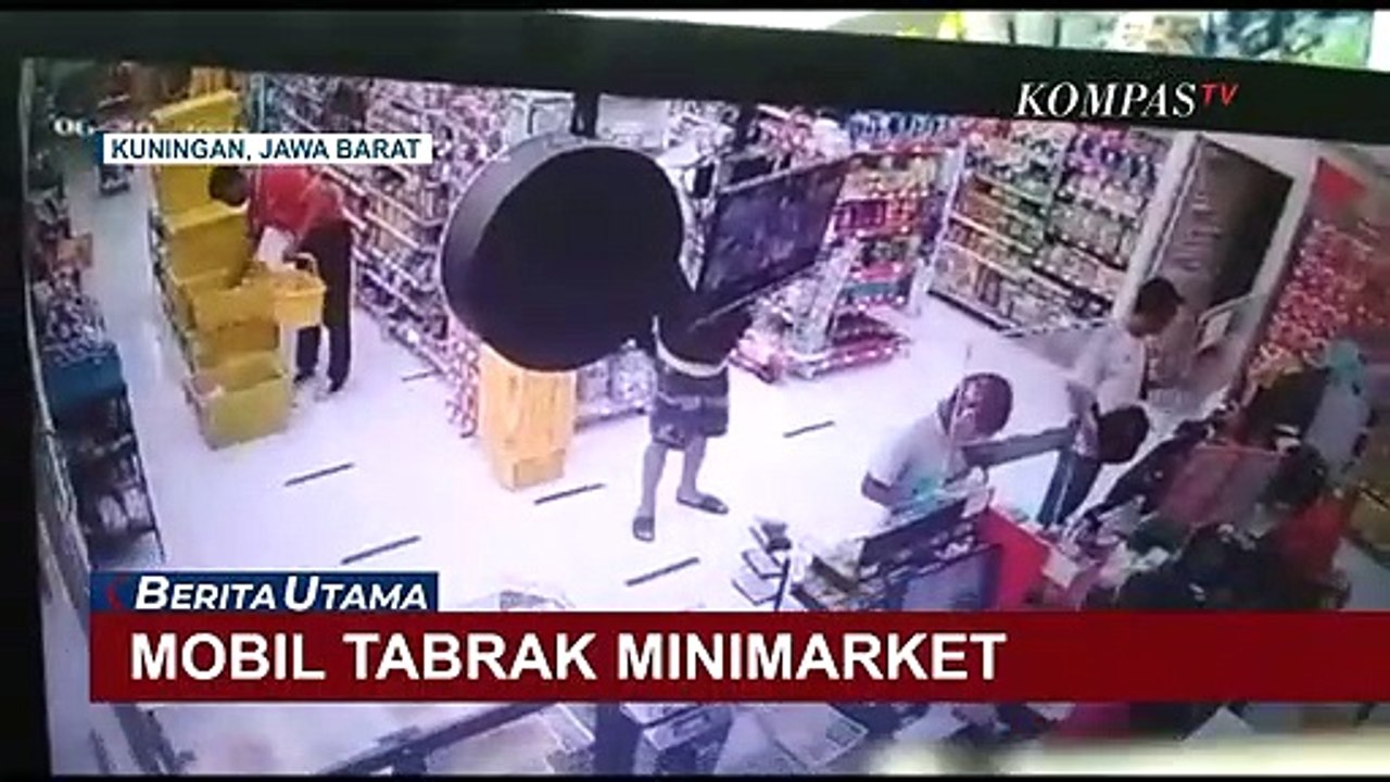 Mobil Tabrak Mini Market di Kuningan, Kaca dan Barang-barang di Mini Market Rusak