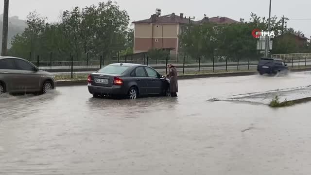 Karabük'te sağanak sonrası yollar göle döndü