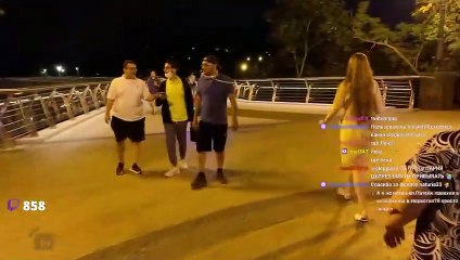 Un streameur fait une bise à une inconnue dans la rue (Ukraine)