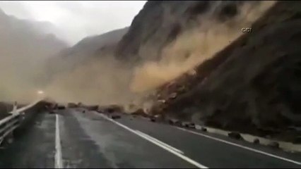 Artvin'de heyelan anı böyle görüntülendi