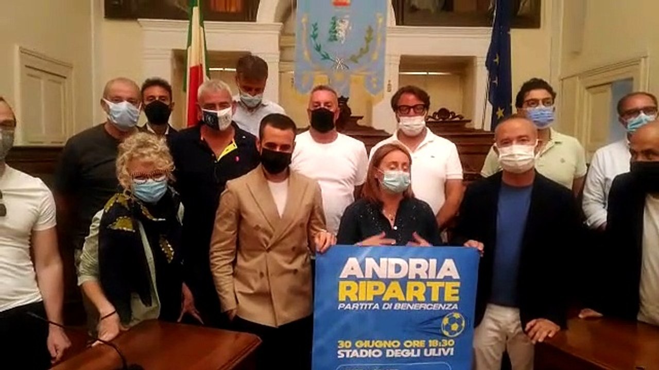 Andria: tutti i politici uniti con Riccardo Scamarcio e Savio Vurchio per raccolta di fondi destinati ai più piccoli, appuntamento per quadrangolare di calcio al "Degli Ulivi" con "Andria Riparte" - video