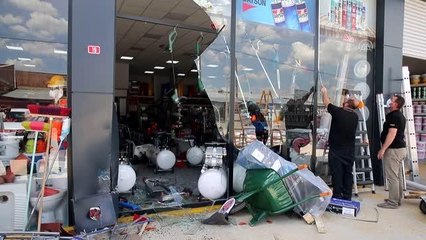 Bir iş yerine ve araca otomobiliyle çarparak zarar veren şüpheli gözaltına alındı