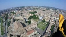 Parma, in volo su piazza della Pace: atterraggio perfetto