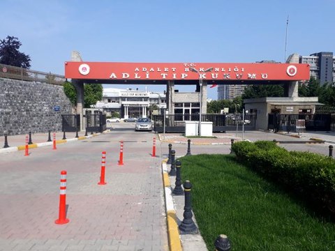 Son dakika haber... Eşi tarafından öldürülen Arzu Rahman Güney ve çocuğunun cenazeleri Adli Tıp Kurumu'ndan alındı