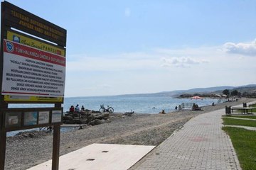 Tekirdağ'da mavi bayraklı plajlara 'müsilaj nedeniyle denize girmeyin' tabelaları koyuldu