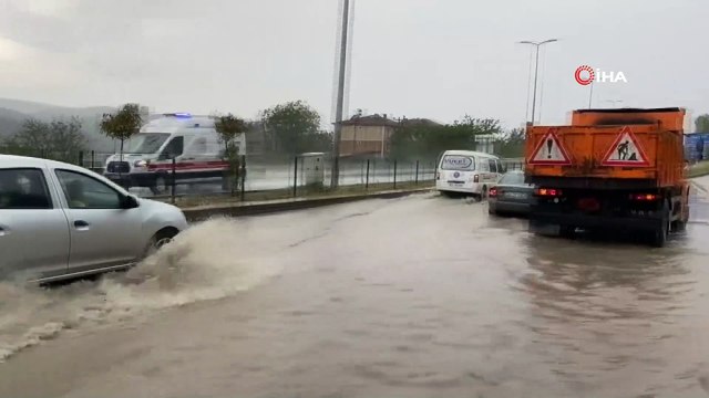 Karabük’te sağanak sonrası yollar göle döndü