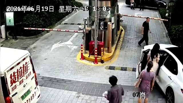 Elle appuie accidentellement sur l'accélérateur et renverse la cabine du parking... oups