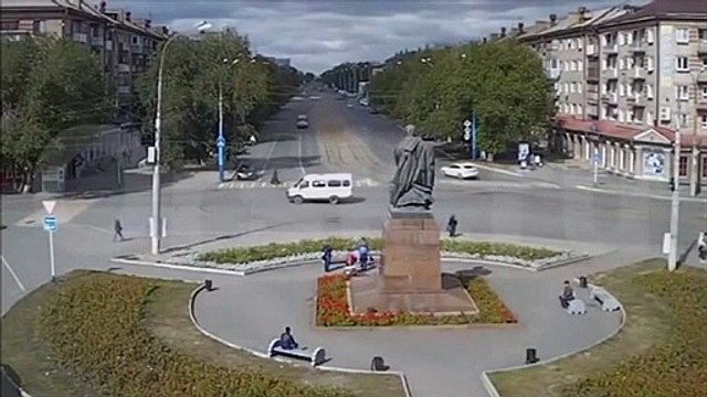 Des piétons chanceux frôlées par un conducteur évitent le pire