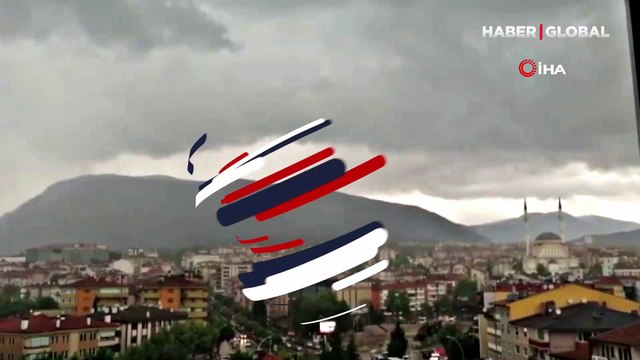 Yıldırım düşme anını cep telefonu ile yakaladı