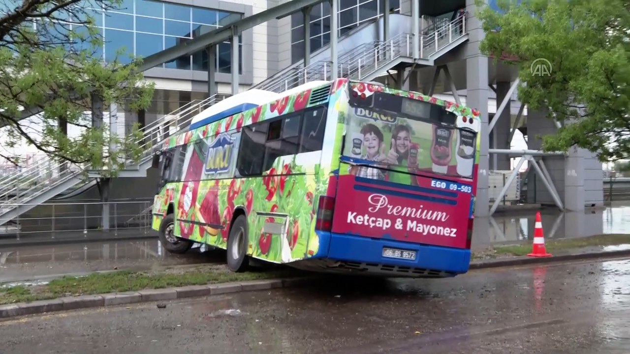 ANKARA - Başkentte sağanak yaşamı olumsuz etkiledi