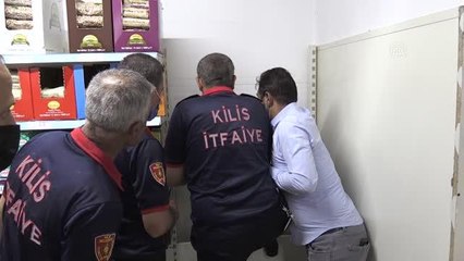 Bir marketin duvarında sıkışan kediyi itfaiye kurtardı